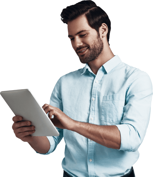 Un hombre sonriendo mientras utiliza una tablet.